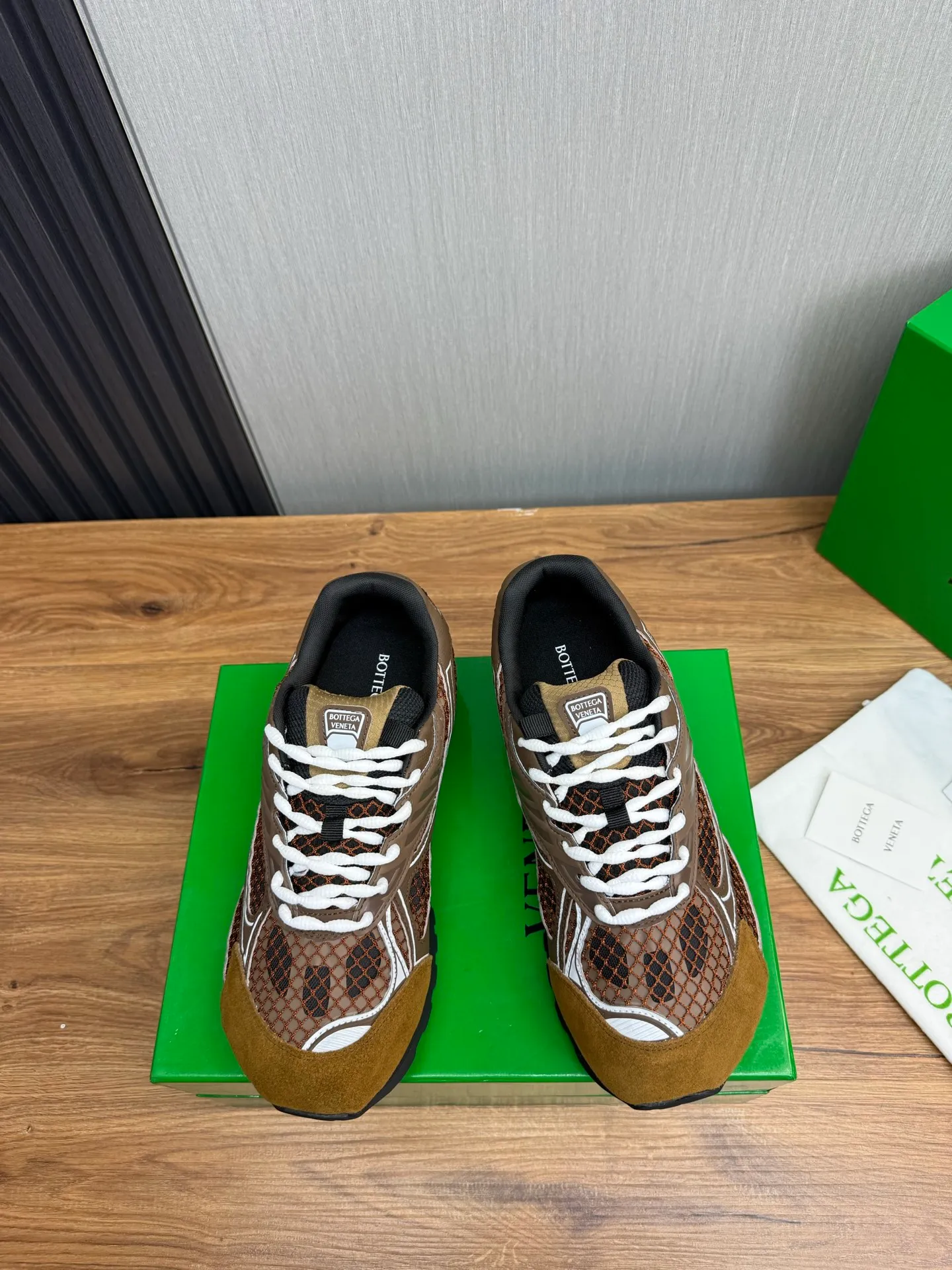 Men's men's shoes 💰620💰 BV top version 𝘽𝙊𝙏𝙏𝙀𝙂𝘼 𝙑𝙀𝙉𝙀𝙏𝘼 Orbit sneakers Wang Yibo same style couple style dad shoes 🩷💚 Runner sneakers, made of lightweight technical mesh fabric. Features a geometric patterned rubber outsole. Pay attention to the package craftsmanship ❕ High version shipping ❗️ Very nice, durable to play with and durable to make ✔️ Standard version 💯💯 The outsole is made of color-blocked TPU outsole. Women’s model 35-41 (40 41 customized) Men’s model 39-46 (45.46 customized) Equipped with original packaging